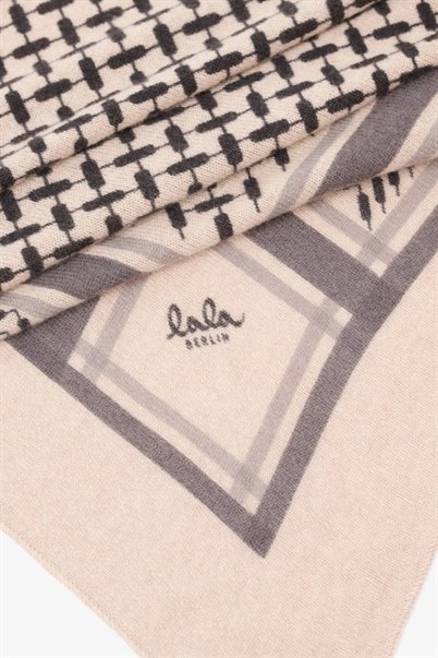 Lala Berlin Triangle Trinity Classic M Tørklæde Dune Beige Shop Online Hos Blossom