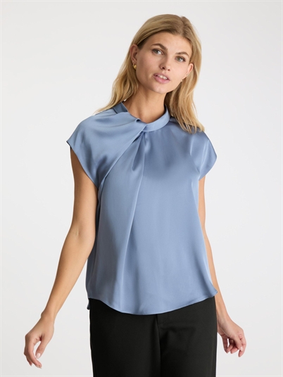 Neo Noir Fleur Drapy Satin Bluse Dusty Blue Shop Online Hos Blossom