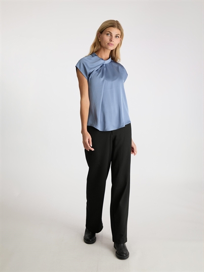 Neo Noir Fleur Drapy Satin Bluse Dusty Blue Shop Online Hos Blossom